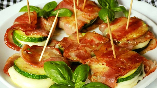 Cuketové sliders aneb Mini burgery: Šťavnaté mleté hovězí s rozpečeným sýrem mezi plátky grilované cukety báječně dochutí i slanina