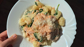 Gnocchi se špenátem a lososem